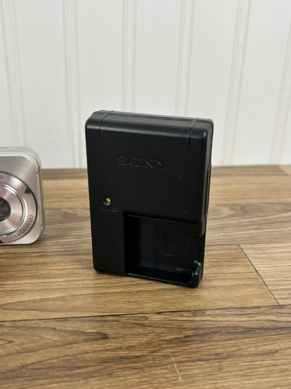 Sony Cybershot DSC-N1 8.1MP Digital Camera Charger SD Card   Battery Case